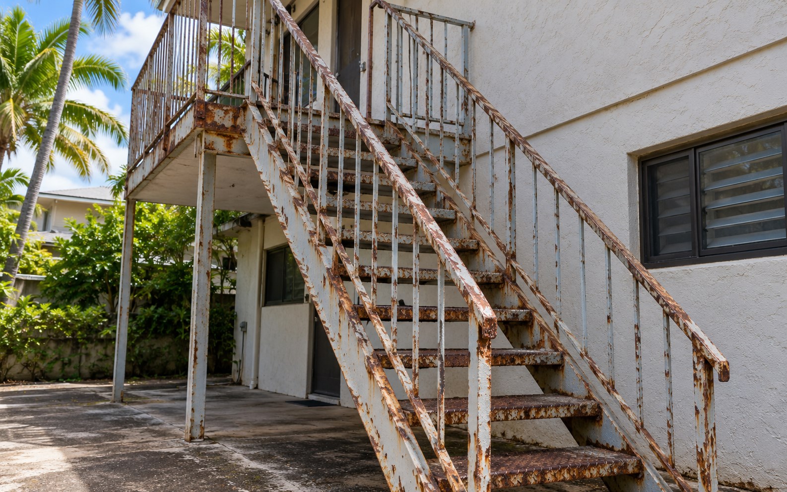 Illustration : escalier métallique avant nettoyage
