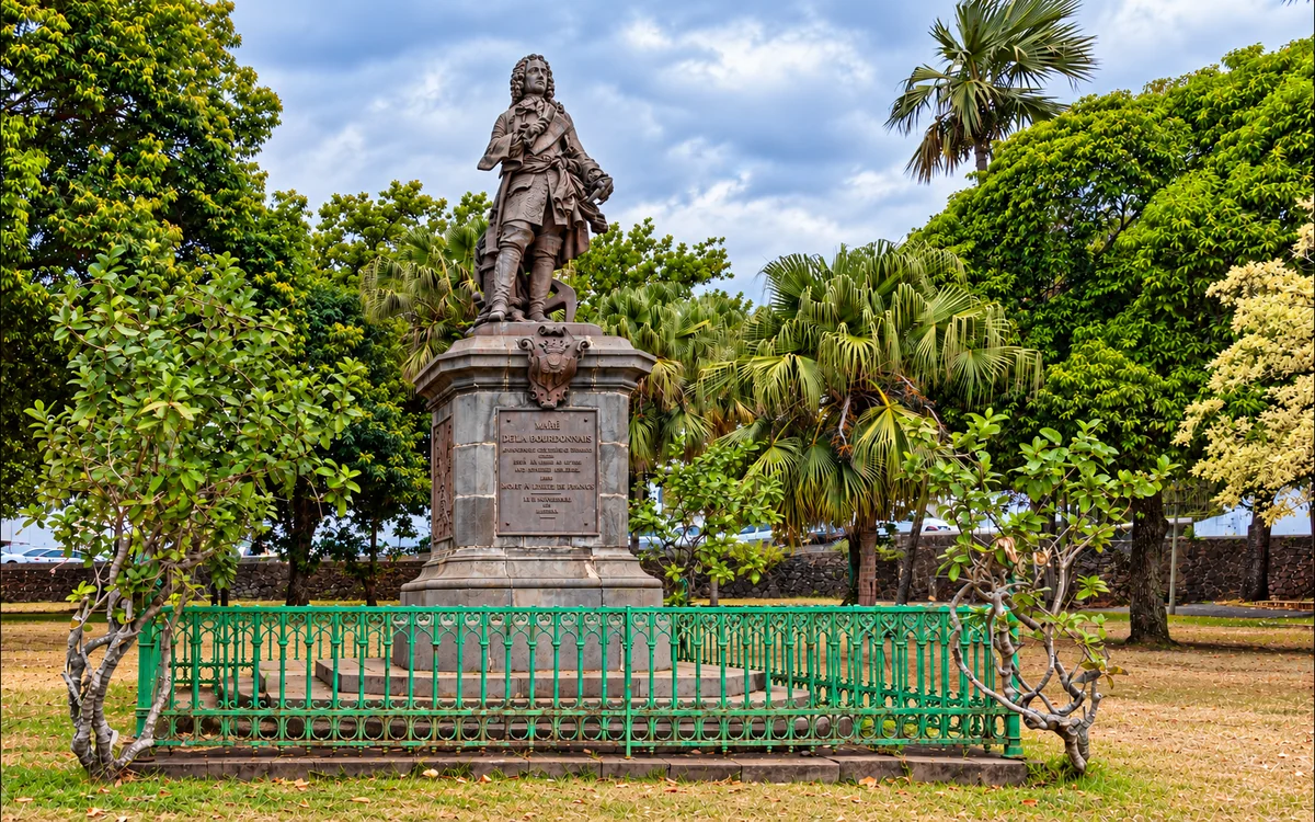 Illustration fictive : monument de Mahé de La Bourdonnais avant nettoyage