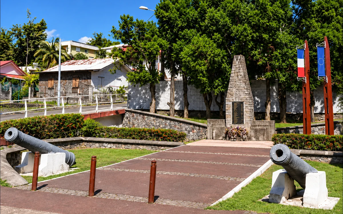 Illustration fictive : monument aux morts et canons de La Réunion avant nettoyage