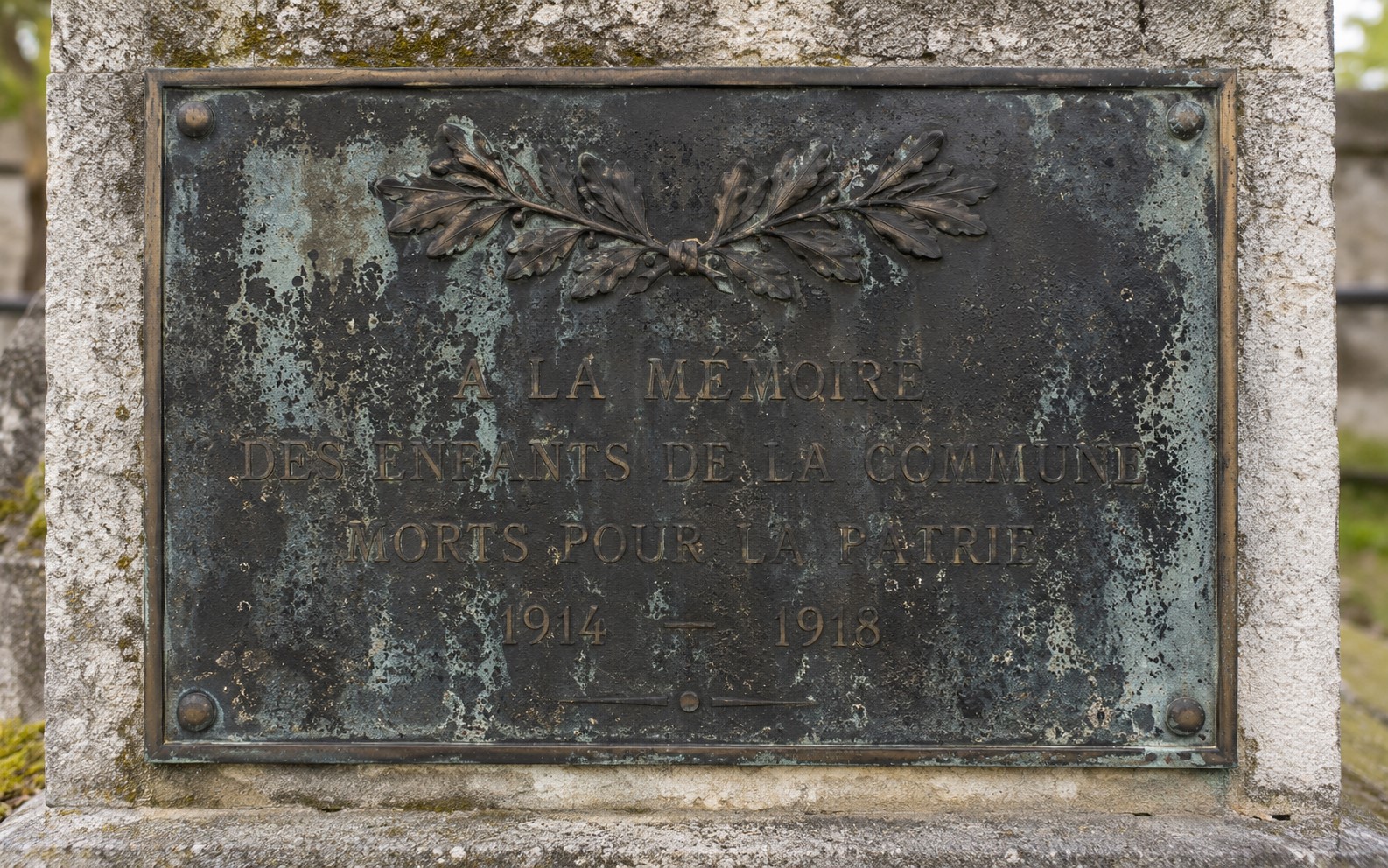 Illustration IA : plaque commémorative patinée, avant nettoyage